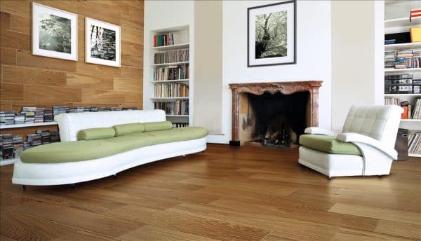 Imagen de ambiente de suelo de gres imitación madera modelo Aliso Miel
